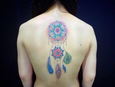  Tatouage attrape rêve très coloré sur le dos